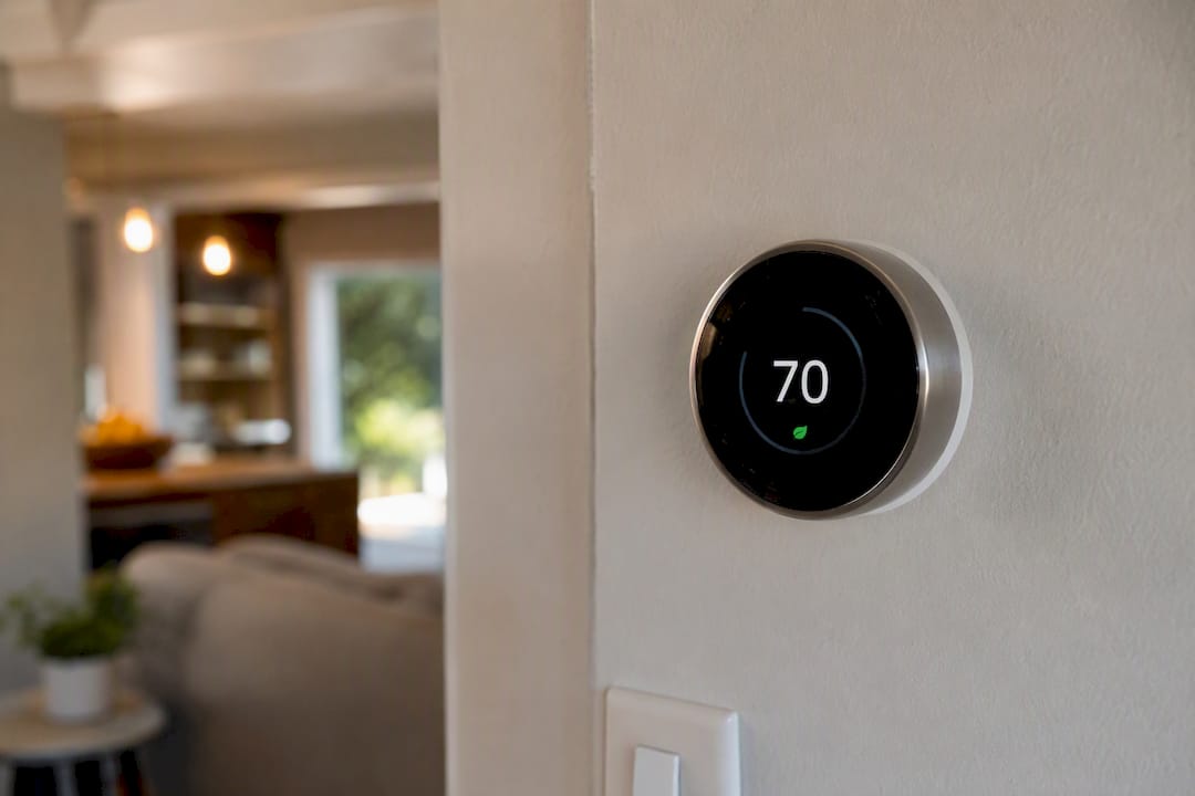 Heat pump thermostat showing moderate setback temperature